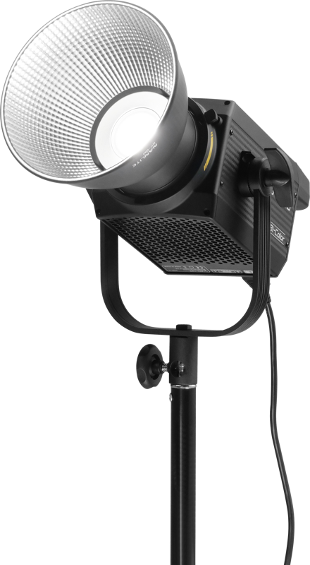 800q-02_122029 NANLITE FS-200B Bi-Color LED Spot Light -valaisimessa on suuri heijastin, se kiinnitetään mustaan säädettävään jalustaan ja liitetään virtajohdolla - ihanteellinen ammattimaiseen studiovalaistukseen.