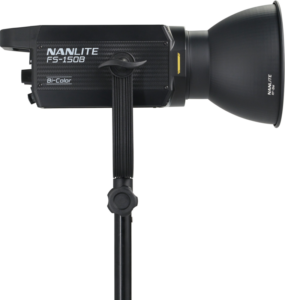 800q-02_122030 NANLITE FS-150B Bi-Color LED Spot Light -LED-valo on asennettu mustaan jalustaan, sivulta katsottuna valkoista taustaa vasten.