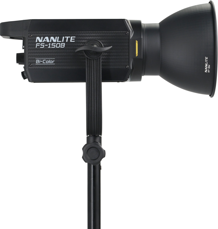 800q-02_122030 NANLITE FS-150B Bi-Color LED Spot Light -LED-valo on asennettu mustaan jalustaan, sivulta katsottuna valkoista taustaa vasten.
