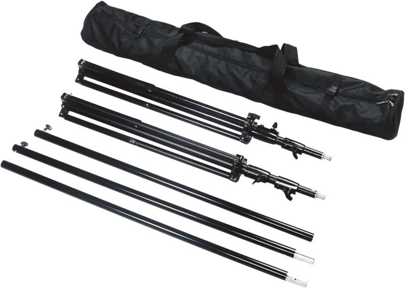 800q-02_122083 Neljä purettua NANLITE Background Support Kitin mustaa metallista kolmijalkaa on aseteltu pitkän mustan kantokassin kanssa niiden yläpuolelle valkoiselle taustalle.