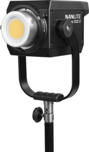 800q-02_123172 NANLITE Forza 500 II Daylight LED Spot Light (LED-valo) on asennettu mustaan jalustaan valkoista taustaa vasten, ja siinä on suuri pyöreä linssi, suorakulmainen musta kotelo ja säätönupit.