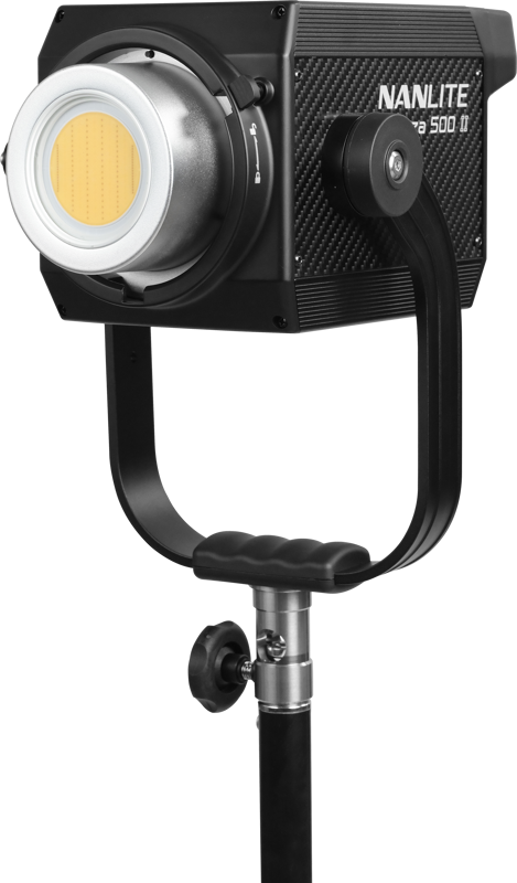 800q-02_123172 NANLITE Forza 500 II Daylight LED Spot Light (LED-valo) on asennettu mustaan jalustaan valkoista taustaa vasten, ja siinä on suuri pyöreä linssi, suorakulmainen musta kotelo ja säätönupit.