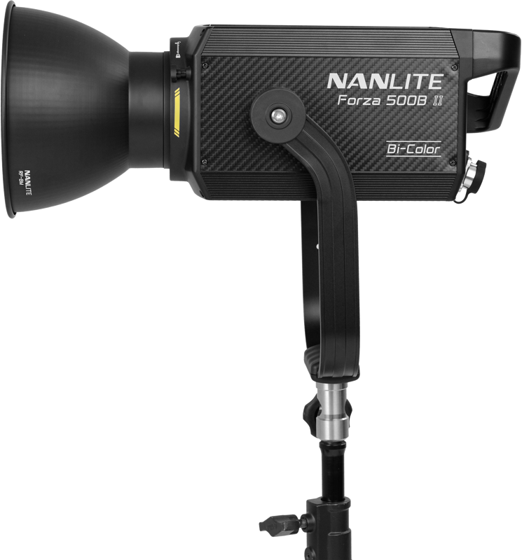 800q-02_123173 NANLITE Forza 500B II Bicolor LED Spot Light -LED-valo on asennettu mustaan jalustaan, ja se näkyy sivuprofiilissa tavallista taustaa vasten.