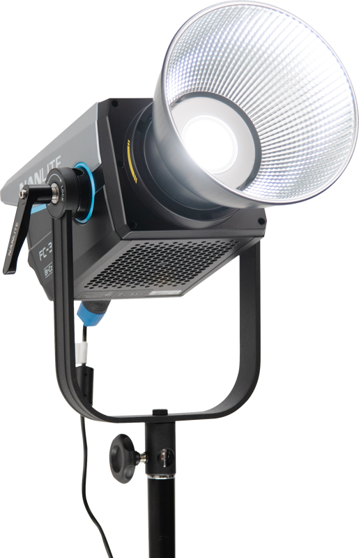 800q-02_124983 NANLITE FC-300B LED Bi-color Spot Light -LED-valo on ammattikäyttöön tarkoitettu studion LED-kohdevalaisin, jossa on suuri heijastin, säätönupit ja musta säädettävä jalusta - ihanteellinen valokuvaukseen tai videotuotantoon.