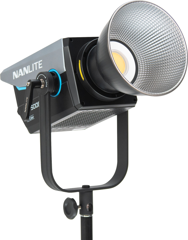 800q-02_124984 NANLITE FC-500B LED Bi-color Spot -valaisin, jossa on suuri hopeinen heijastin ja joka on asennettu mustaan U-muotoiseen jalustaan, näkyy valkoista taustaa vasten.