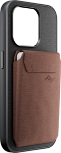 800q-02_125221 Tyylikkäässä mustassa puhelinkotelossa on Peak Design Mobile Wallet Slim - Redwood, ruskea kankainen lompakko, joka on kiinnitetty taakse ja jossa on yksi valkoinen kortti, joka näkyy osittain taskussa.