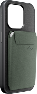 Peak Design Mobile Wallet Slim in Sage on puhelinkotelo, jossa on kuvioitu pinta ja johon on kiinnitetty vihreä kortinhaltijatasku, jossa on läppä ja pieni geometrinen logo, jossa on osittain valkoinen kortti.