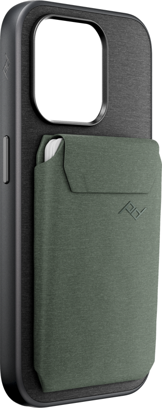 Peak Design Mobile Wallet Slim in Sage on puhelinkotelo, jossa on kuvioitu pinta ja johon on kiinnitetty vihreä kortinhaltijatasku, jossa on läppä ja pieni geometrinen logo, jossa on osittain valkoinen kortti.