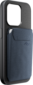 800q-02_125223 Peak Design Mobile Wallet Slim - Midnight on musta älypuhelimen kotelo, jossa on sininen kangaslompakko, jossa on läppä, hienovarainen kohokuvioitu logo ja korttipidike, joka on kiinnitetty taakse.