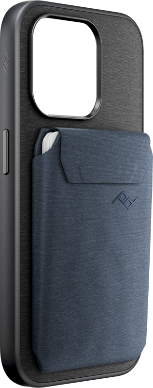 800q-02_125223 Peak Design Mobile Wallet Slim - Midnight on musta älypuhelimen kotelo, jossa on sininen kangaslompakko, jossa on läppä, hienovarainen kohokuvioitu logo ja korttipidike, joka on kiinnitetty taakse.
