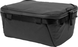 800q-02_125231 Peak Design Camera Cube V2 (S-Medium) on suorakulmainen musta kangasorganisaattori, jossa on vetoketjullinen kansi, mustat hihnat ja vahvistetut kulmat.