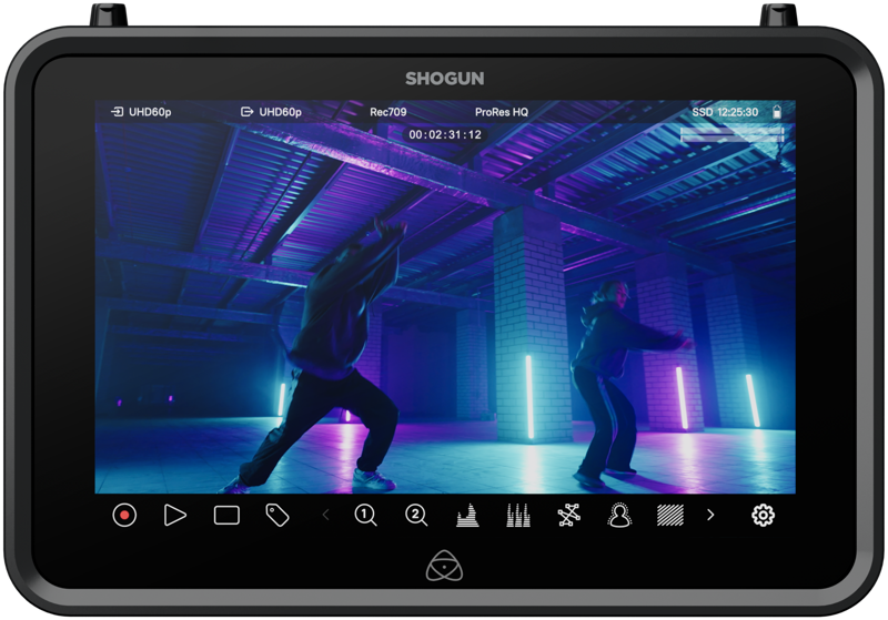 ATOMOS SHOGUN 7-tuumainen HDR-monitori-tallennin 6K RAW näyttää kaksi tanssijaa teollisuusmaisemassa, jossa siniset ja violetit neonvalot, pilarit ja kameran asetukset näkyvät näytön yläreunassa.