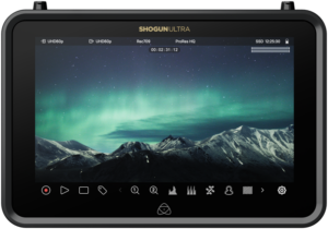 800q-02_126169 ATOMOS SHOGUN ULTRA 7-tuumainen HDR-monitori-tallennin 8K RAW näyttää lumisen vuoristomaiseman auroravalaistun yötaivaan alla, ja sen näytöllä näkyvät erilaiset tallennusasetukset ja kuvakkeet.