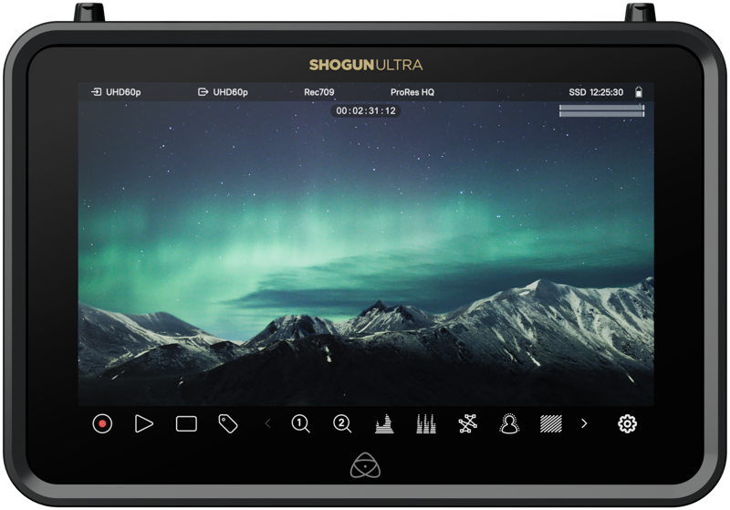 800q-02_126169 ATOMOS SHOGUN ULTRA 7-tuumainen HDR-monitori-tallennin 8K RAW näyttää lumisen vuoristomaiseman auroravalaistun yötaivaan alla, ja sen näytöllä näkyvät erilaiset tallennusasetukset ja kuvakkeet.