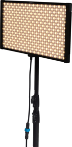 800q-02_126438 NANLITE Pavoslim 120B LED-paneeli on mustaan jalustaan asennettu suorakulmainen valo, jossa on useita valaistuja lamppuja ja roikkuva virtajohto.