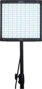 800q-02_126439 NANLITE PavoSlim 60C RGBWW LED-paneeli on suorakulmainen valo, jossa on sinisiä, vihreitä ja valkoisia LED-valoja, jotka on asennettu mustaan säädettävään jalustaan, johon on liitetty virtajohto.