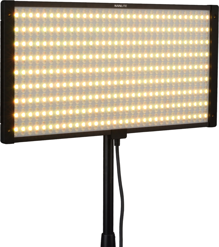 800q-02_126440 NANLITE PavoSlim 120C RGBWW LED-paneeli, joka on asennettu mustaan jalustaan, näyttää rivejä valaistuja lämpimiä ja viileän valkoisia LED-valoja, ja virtajohto roikkuu alaspäin.
