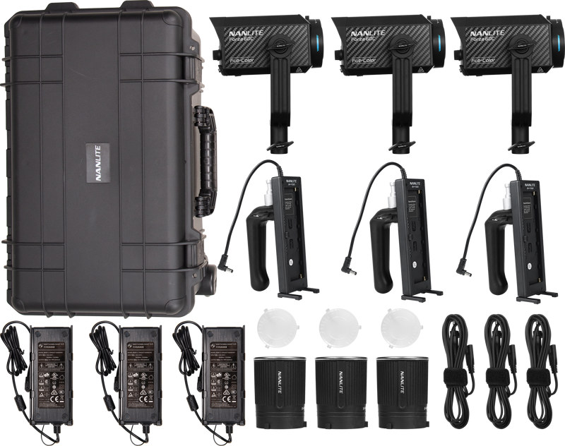 NANLITE Forza 60C RGBLAC LED 3 Light Kit sisältää kolme LED-valoa, kahvat, virtalähteet, kaapelit, pyöreät diffuusorit ja kotelon, kaikki siististi järjestetty valkoisella pohjalla.
