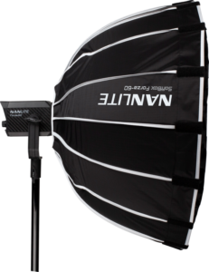800q-03_111986 NANLITE Softbox 60cm FM-kiinnikkeellä näkyy sivulta, avattuna ja kiinnitettynä suorakulmaiseen valonlähteeseen jalustalla. Ammattimainen mustavalkoinen softbox on valmis valokuvauskäyttöön.