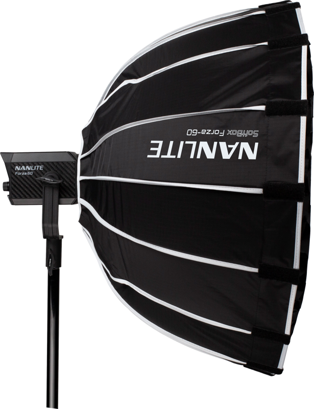 800q-03_111986 NANLITE Softbox 60cm FM-kiinnikkeellä näkyy sivulta, avattuna ja kiinnitettynä suorakulmaiseen valonlähteeseen jalustalla. Ammattimainen mustavalkoinen softbox on valmis valokuvauskäyttöön.
