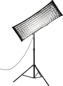 800q-03_111998 NANLITE Eggcrate grid for Softbox 45x110cm on asennettu korkeaan mustaan jalustaan; softboxista roikkuu johto valkoista taustaa vasten.