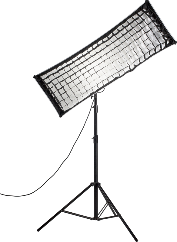 800q-03_111998 NANLITE Eggcrate grid for Softbox 45x110cm on asennettu korkeaan mustaan jalustaan; softboxista roikkuu johto valkoista taustaa vasten.