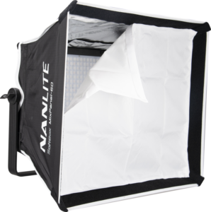 800q-03_112594 NANLITE Soft Box for Mixpanel 60 on mustavalkoinen softbox, jossa on osittain avoin etummainen diffuusori, joka paljastaa sisällä olevan LED-paneelin, joka on ihanteellinen valokuvauksen ja videokuvauksen studiovalaistukseen.