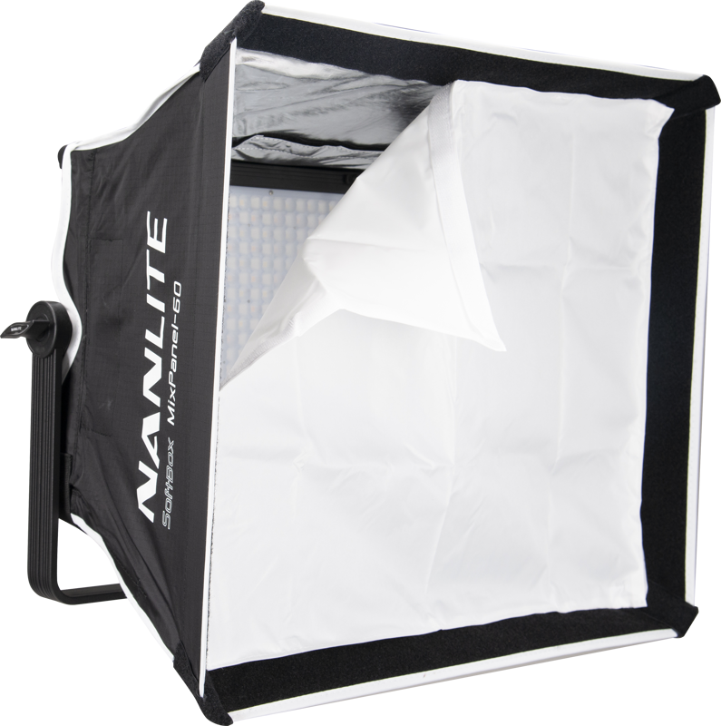 800q-03_112594 NANLITE Soft Box for Mixpanel 60 on mustavalkoinen softbox, jossa on osittain avoin etummainen diffuusori, joka paljastaa sisällä olevan LED-paneelin, joka on ihanteellinen valokuvauksen ja videokuvauksen studiovalaistukseen.