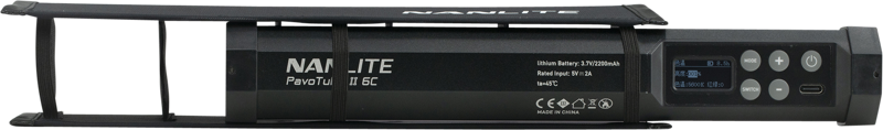 800q-03_114099 Musta NANLITE PavoTube II 6C LED-valosauva, jossa on suojahäkki, ohjauspainikkeet, pieni näyttö ja USB-C-portti oikealla puolella.