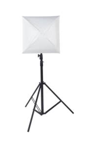 800q-03_114104 NANLITE LT-FMM-60 Lantern Softbox 60cm FM-kiinnityksellä on esitetty mustalla jalustalla, jossa on neliönmuotoinen valkoinen diffuusori, eristettynä valkoista taustaa vasten.