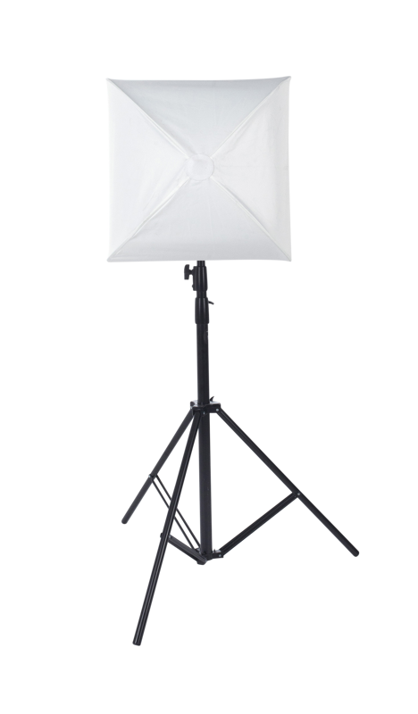 800q-03_114104 NANLITE LT-FMM-60 Lantern Softbox 60cm FM-kiinnityksellä on esitetty mustalla jalustalla, jossa on neliönmuotoinen valkoinen diffuusori, eristettynä valkoista taustaa vasten.