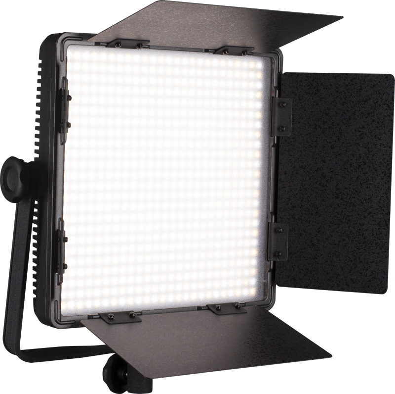 800q-03_116383 NANLITE 600CSA Bicolor LED-paneeli on suorakulmainen studiovalaisin, jossa on säädettävät metalliset lato-ovet ja joka on asennettu jalustalle ja tuottaa kirkkaan valkoista valaistusta.
