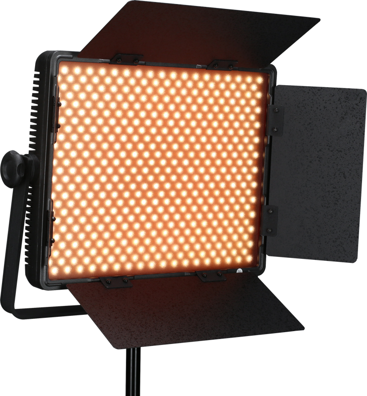 800q-03_116384 NANLITE 900CSA Bicolor LED-paneeli, jossa on neljä säädettävää mustaa lato-ovea ja joka on asennettu jalustalle, näytetään kytkettynä päälle ja heittää lämmintä oranssia hehkua.