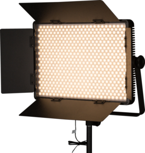 800q-03_116388 NANLITE 1200CSA Bicolor LED Panel on suorakulmainen studiovalaisin, jossa on lato-ovet ja joka on asennettu jalustalle. Siinä on useita pieniä LED-lamppuja, jotka on järjestetty ruudukkoon, ja siinä on virta päällä.
