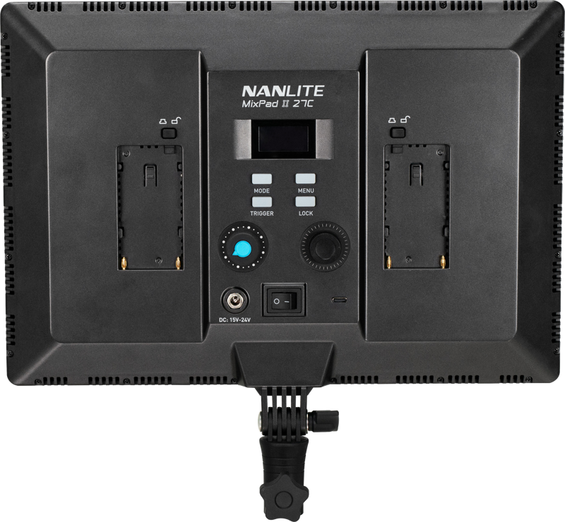 800q-03_116535 NANLITE MixPad 27C II RGBWW LED-paneelin takanäkymä, jossa näkyvät ohjauspainikkeet, näyttö, akkupaikat, virransyöttö ja kiinnike.