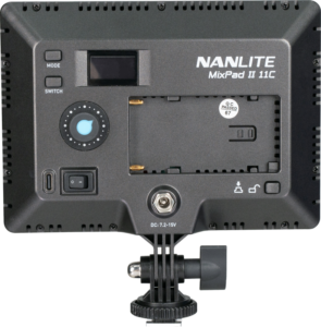800q-03_116536 NANLITE MixPad 11C II RGBWW LED-paneelin takakuvassa näkyvät ohjauspainikkeet, näyttö, paristolokero, säätönuppi ja kiinnityslaitteisto.