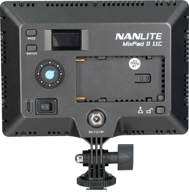 800q-03_116536 NANLITE MixPad 11C II RGBWW LED-paneelin takakuvassa näkyvät ohjauspainikkeet, näyttö, paristolokero, säätönuppi ja kiinnityslaitteisto.