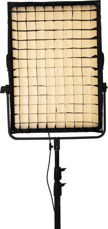 800q-03_116546 NANLITE Eggcrate for Compac 200/200B, musta ristikkohajottaja, näkyy asennettuna studio-LED-valaisimeen, jossa on pehmeä lämmin hehku ja joka on sijoitettu säädettävälle mustalle jalustalle tavallista taustaa vasten.