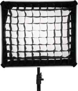 800q-03_117079 NANLITE Barndoor With Softbox for MixPad II 27C on asennettu mustaan valotelineeseen eteenpäin. Sen ritilässä on neliönmuotoisia kennoja, jotka auttavat ohjaamaan ja suuntaamaan valon tehoa.