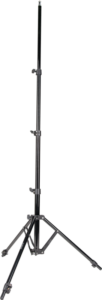 800q-03_117403 NANLITE LS-186 Light Stand on musta säädettävä kolmijalkainen jalusta, jossa on kolme ulospäin ojennettua jalkaa ja kolme lukituskiinnikettä keskitangon varrella.