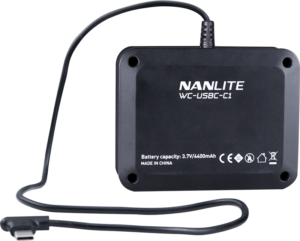 800q-03_117793 Musta NANLITE WC-USBC-C1 -johtosäädin, johon on liitetty USB-C-kaapeli, jossa on merkintä 3,7 V, 4400 mAh ja jossa on erilaisia sertifiointisymboleja.