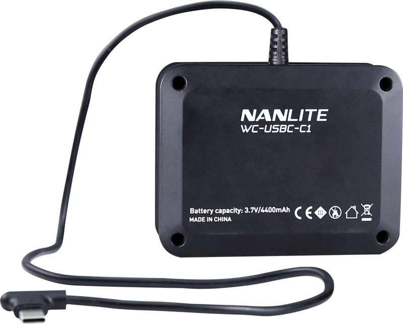 800q-03_117793 Musta NANLITE WC-USBC-C1 -johtosäädin, johon on liitetty USB-C-kaapeli, jossa on merkintä 3,7 V, 4400 mAh ja jossa on erilaisia sertifiointisymboleja.