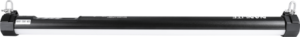NANLITE Multi-angle Mount for PavoTube on esitetty vaakasuorassa tavallista vaaleaa taustaa vasten, ja siinä on mustavalkoinen sylinterimäinen LED-putkivalaisin, jonka molemmissa päissä on metallikannattimet.
