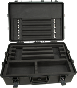 800q-03_117800 NANLITE Hard Case for 8 pcs PavoTube II 15X -kotelossa on musta kova kuori, vaahtomuovilla vuorattu lokeroitu sisustus EVA:lla, useita aukkoja organisoituun säilytykseen, turvalliset salvat, kahvat ja avoin kansi helppokäyttöisyyttä varten.