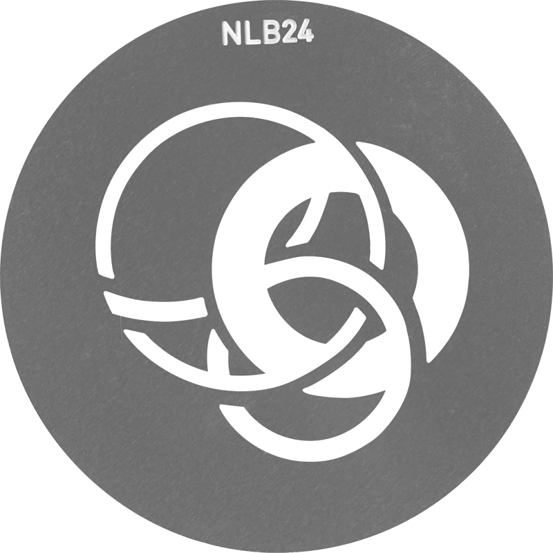 Harmaa pyöreä grafiikka, jossa on päällekkäisiä valkoisia kaarevia viivoja, muodostaa abstraktin kuvion, jonka yläosassa on teksti "NLB24". Tämä edustaa PJ-BM:n NANLITE GOBO -sarjaa 2.