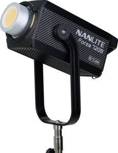 800q-03_118851 NANLITE Forza 720B LED-spottivalo, jossa on vaunukotelo, on asennettu jalustalle, ja siinä on musta kuvioitu runko, jossa on näkyvä tuotemerkki sivulla ja pyöreä LED-paneeli edessä.