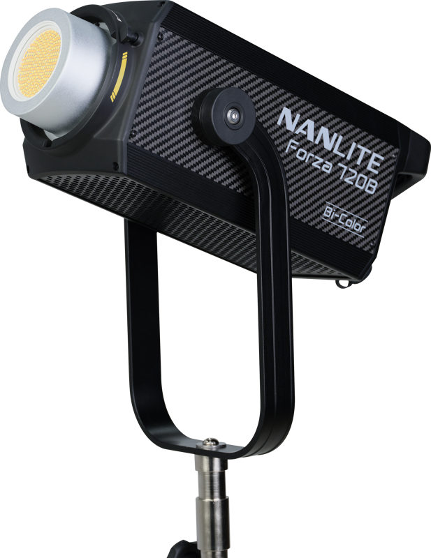 800q-03_118851 NANLITE Forza 720B LED-spottivalo, jossa on vaunukotelo, on asennettu jalustalle, ja siinä on musta kuvioitu runko, jossa on näkyvä tuotemerkki sivulla ja pyöreä LED-paneeli edessä.