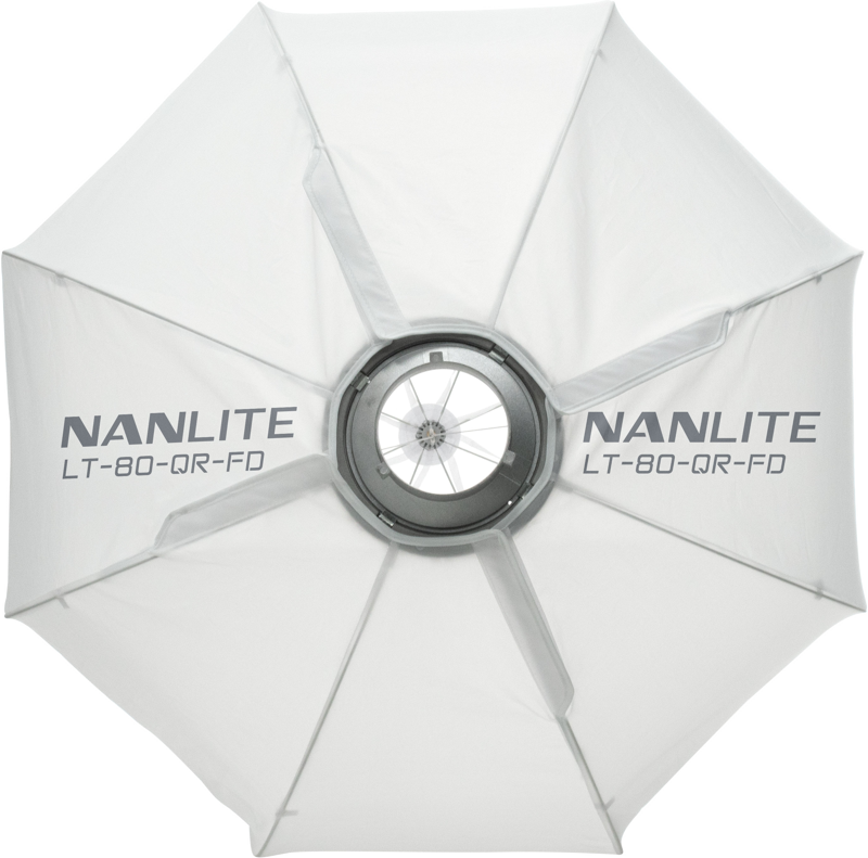 800q-03_118861 Näkymä ylhäältä alaspäin valkoisesta NANLITE Lantern Softbox LT-80-QR-FD -valaisimesta, jossa on pyöreä keskus ja näkyvät metalliset tukipyörät.