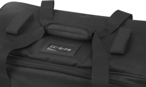 Lähikuvassa NANLITE Carry case for FS Series -laukusta näkyy sen tukevat kahvat, joissa on pehmustettu ote, näkyvä vetoketju, hihnan yksityiskohdat ja pieni suorakulmainen etiketti, jossa lukee CC-S-FS.