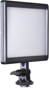 800q-03_118931 NANLITE LumiPad 11 - LED-valo on suorakaiteen muotoinen paneelivalaisin, jossa on himmeä etupuoli ja joka on kiinnitetty säädettävään kääntyvään kiinnikkeeseen, jossa on kiristysnuppi, kuvattuna tavallista taustaa vasten.